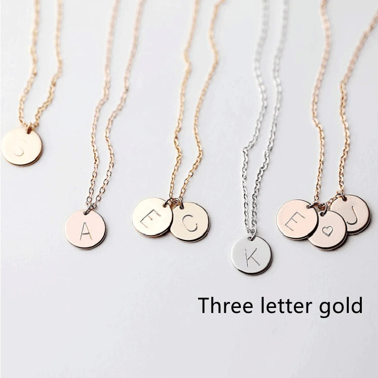 Colar com 26 letras do alfabeto inglês, simples e versátil, ideal para adicionar um toque pessoal e elegante ao seu visual diário. — foto 12