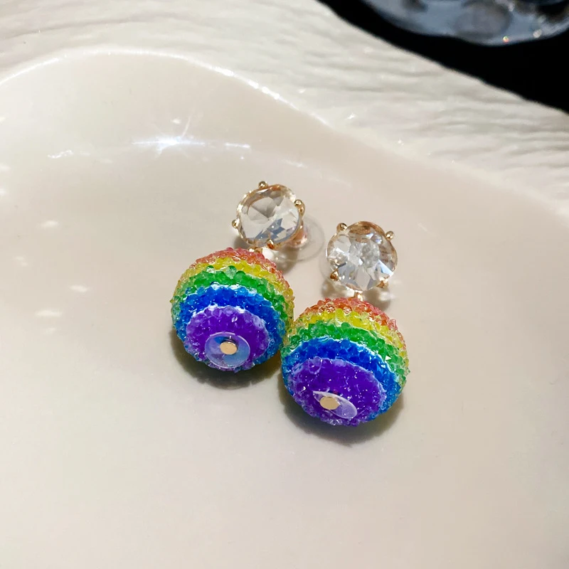 Brincos de bola de arco-íris cravejados de strass de prata, estilo doce e moderno, com design que adiciona um toque fashion especial — foto 9