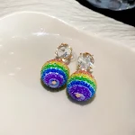 Brincos de bola de arco-íris cravejados de strass de prata, estilo doce e moderno, com design que adiciona um toque fashion especial — foto 9