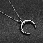 Colar com pingente de lua de chifre em aço inoxidável, minimalista e elegante. Perfeito para looks modernos e presente especial. — foto 2