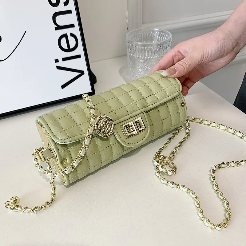 Bolsa pequena feminina com textura xadrez, corrente de losango, um acessório de moda charmoso e prático. — foto 4