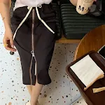 Saia feminina com zíper, emagrecimento, comprimento médio, reta, para um visual elegante e modelador, perfeita para diversas ocasiões. — foto 2
