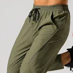 Hızlı kuruyan Naylon İpek Stretch Nefes Alabilen Spor Pantolonu. Esnek, hafif ve rahat. Spor ve antrenman için ideal. — Fotoğraf 17