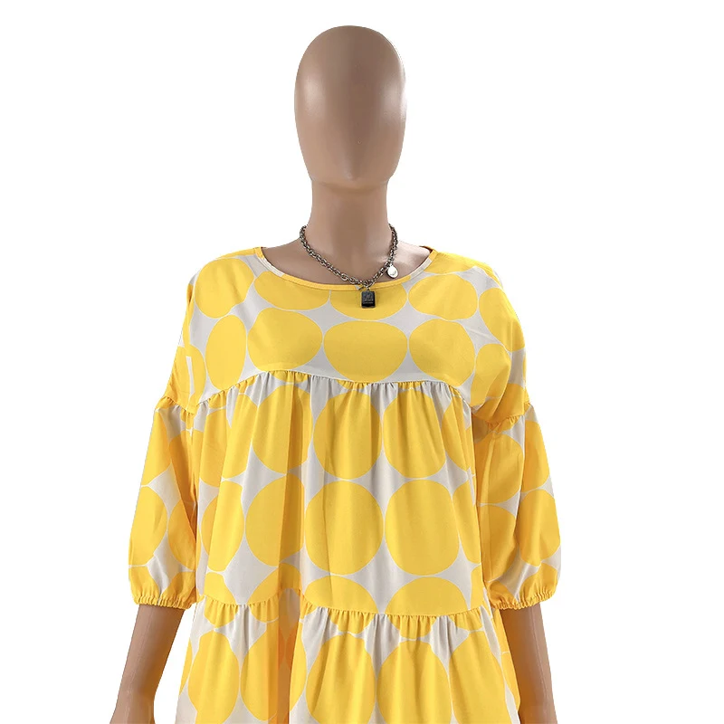 Vestido solto com gola redonda, estampa de bolinhas, manga média e pregas, ideal para looks confortáveis e estilosos, perfeito para o dia a dia. — foto 4
