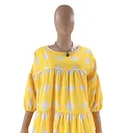 Vestido solto com gola redonda, estampa de bolinhas, manga média e pregas, ideal para looks confortáveis e estilosos, perfeito para o dia a dia. — foto 4