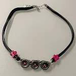 Colar Stitching Stars Button para mulheres com design especial. Adicione um toque único e elegante ao seu visual com este colar. — foto 1