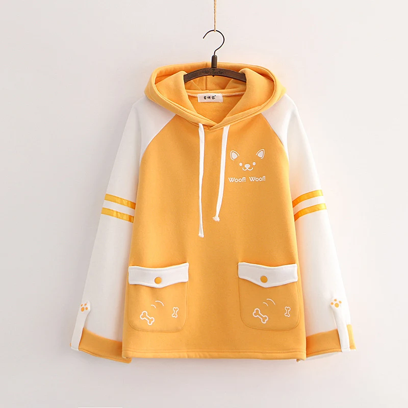 Jaqueta com capuz e mangas compridas estilo universitário. Conforto e estilo combinados para te manter aquecido e com visual moderno em diversas situações. — foto 3