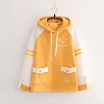 Jaqueta com capuz e mangas compridas estilo universitário. Conforto e estilo combinados para te manter aquecido e com visual moderno em diversas situações. — foto 3