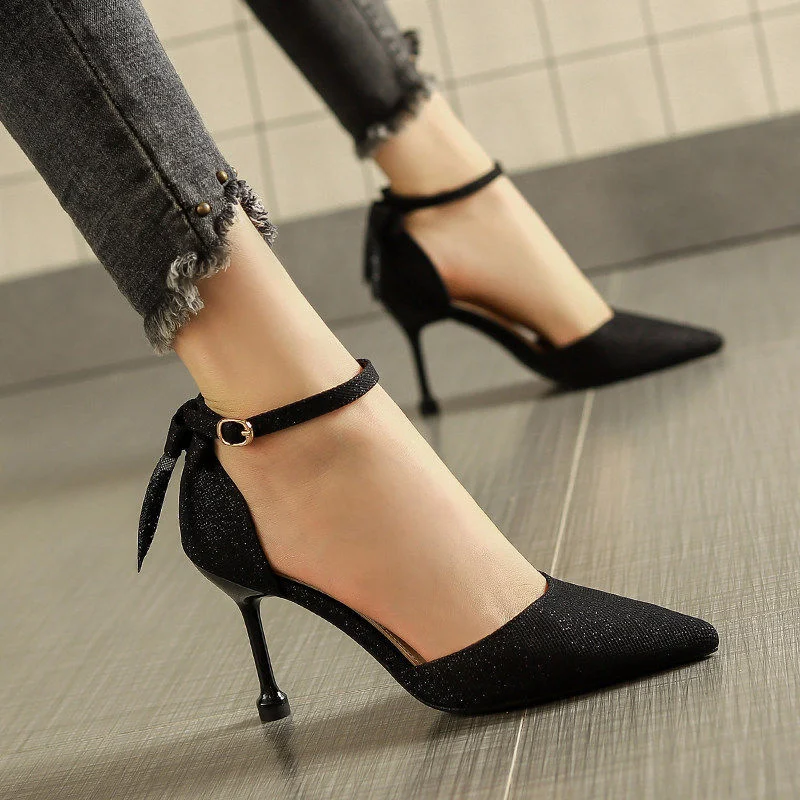Title 6, Franse pumps met hoge hakken en subtiel design....