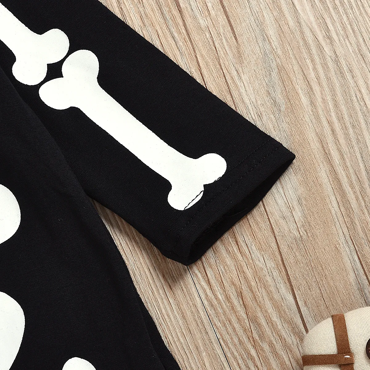 Title 2, Printed jumpsuit and hat set for babies. Comfor...