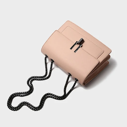 Title 2, Chain shoulder bag designed for everyday elegan...
