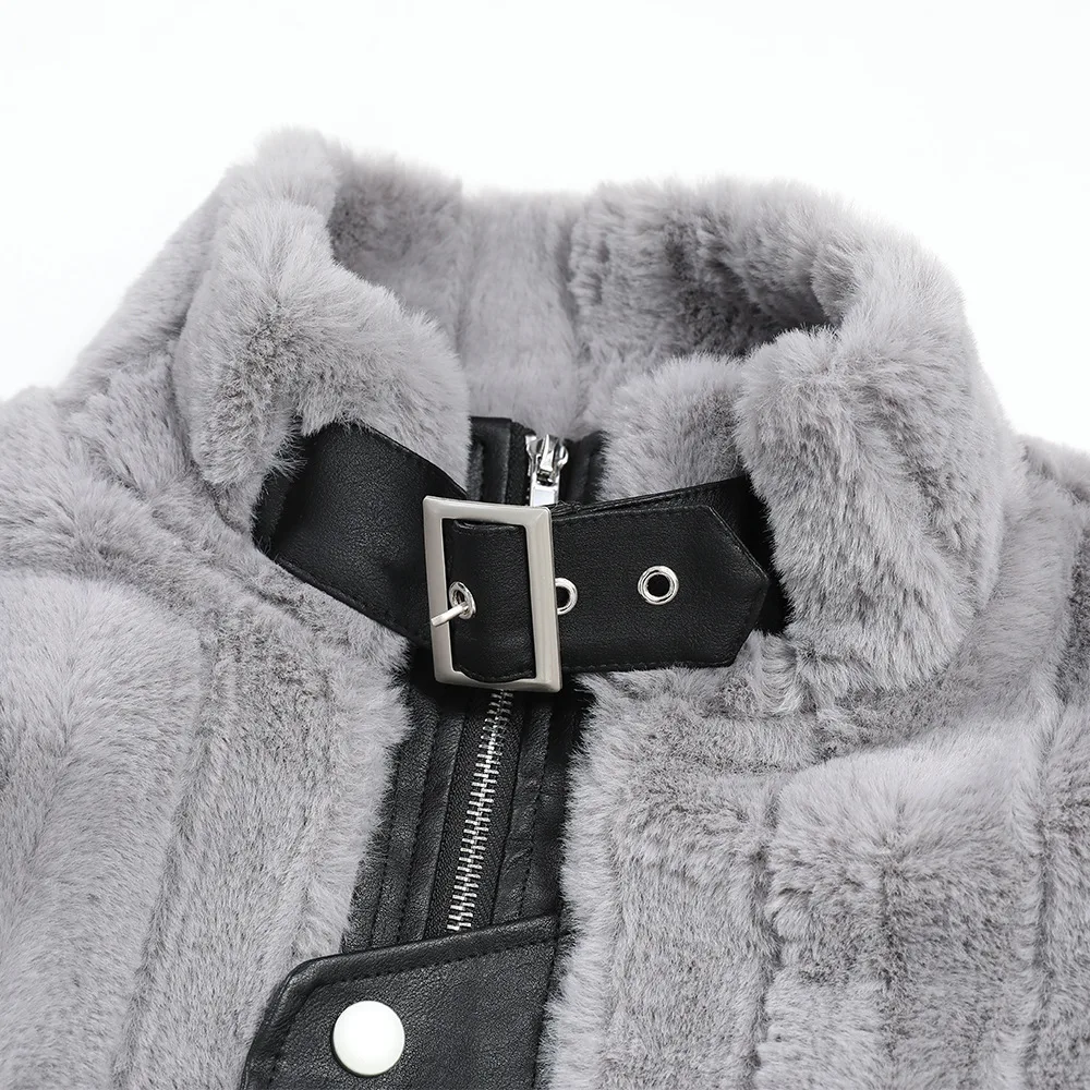 Casaco com gola alta, patchwork com contraste de cores, bolso, lã de cordeiro PU, ideal para o inverno. Conforto e estilo. — foto 10