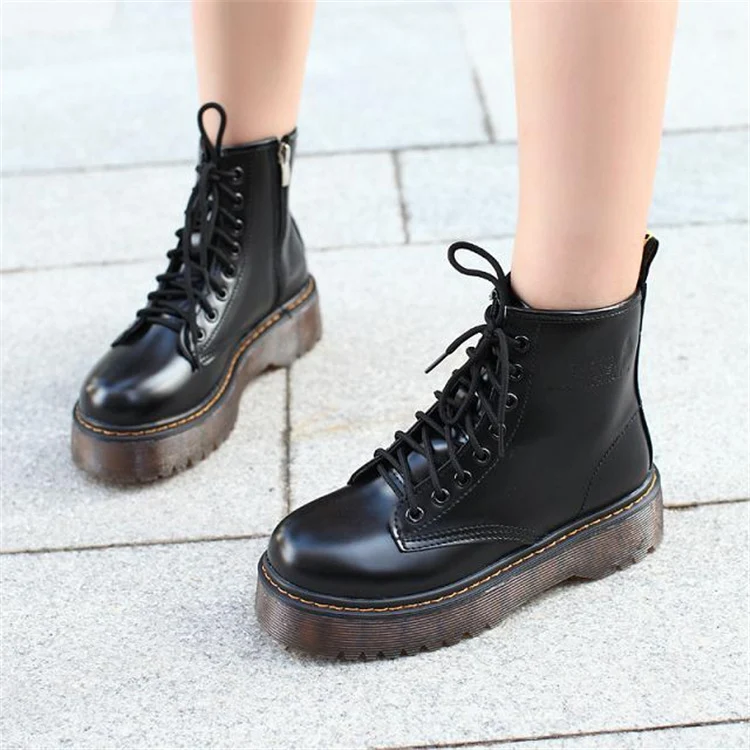 Botas Martin de cano curto em couro com sola grossa tipo muffin, à prova d'água. Conforto e estilo para seus pés. — foto 2