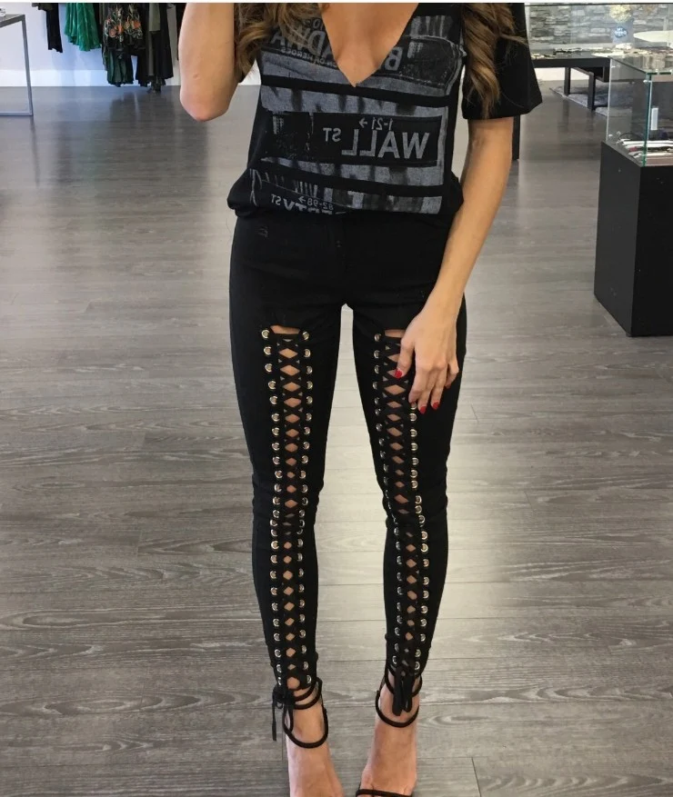 Sexy Leggings mit Ösen, doppelreihig und in Uni-Farben. Schlanke Passform, die deine Beine betont. Finde deinen perfekten Look! — foto 3