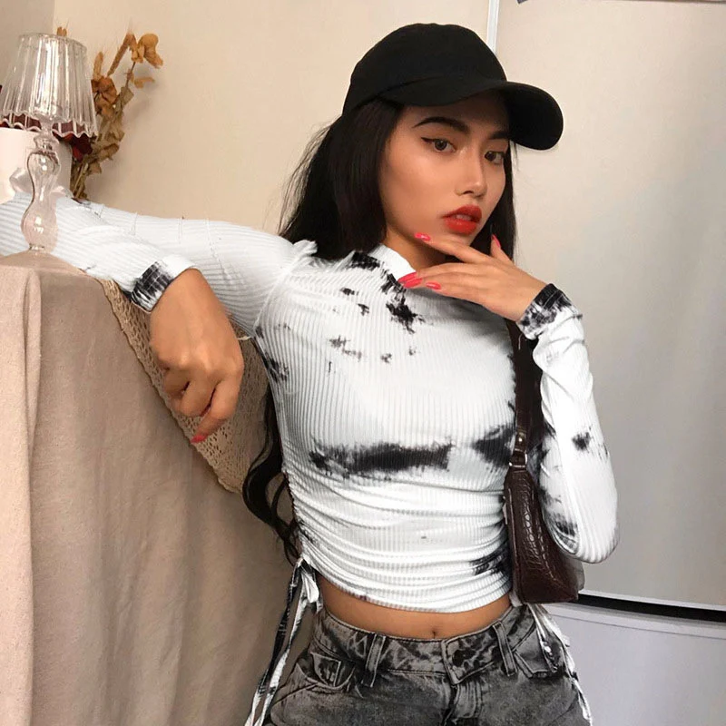 Top curto fashion feminino com amarração e cordão. Perfeito para um visual moderno e confortável, ideal para diversas ocasiões e estilos. — foto 3