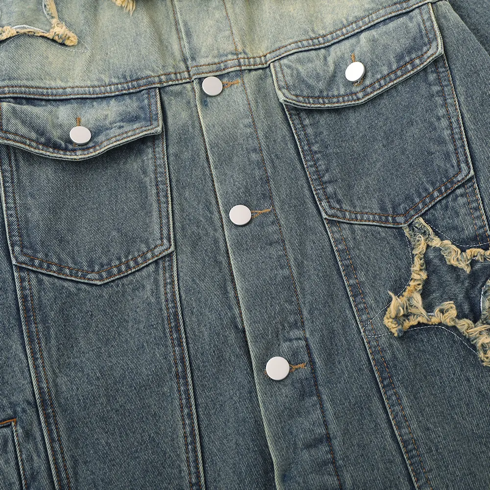 Jaqueta jeans masculina com barba de gato, patch de estrela de cinco pontas, design moderno, lavada e com efeito desgastado. — foto 4