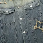 Jaqueta jeans masculina com barba de gato, patch de estrela de cinco pontas, design moderno, lavada e com efeito desgastado. — foto 4