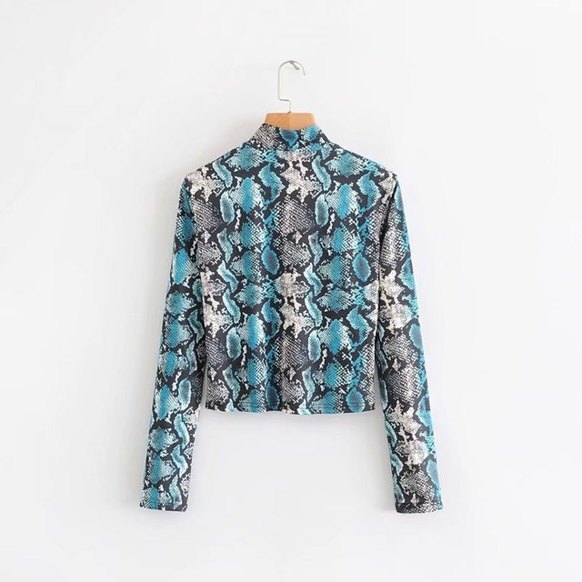 Maglietta da donna a maniche lunghe con collo alto, un capo versatile e confortevole per un look elegante e adatto a ogni occasione. Perfetta per l'inverno. — foto 1
