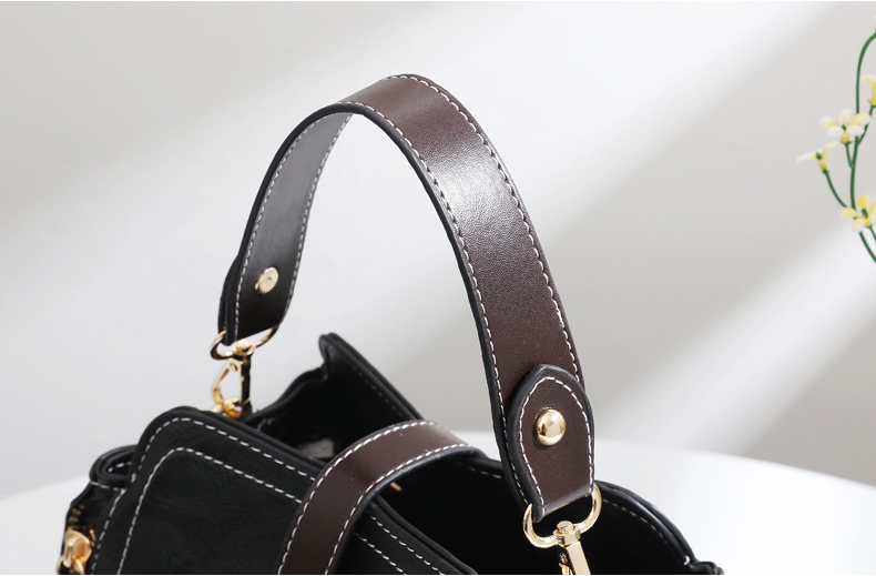 Bolsa bucket mensageiro unissexo, transversal e versátil, para qualquer look. Perfeita para transportar seus itens com praticidade e elegância. — foto 6