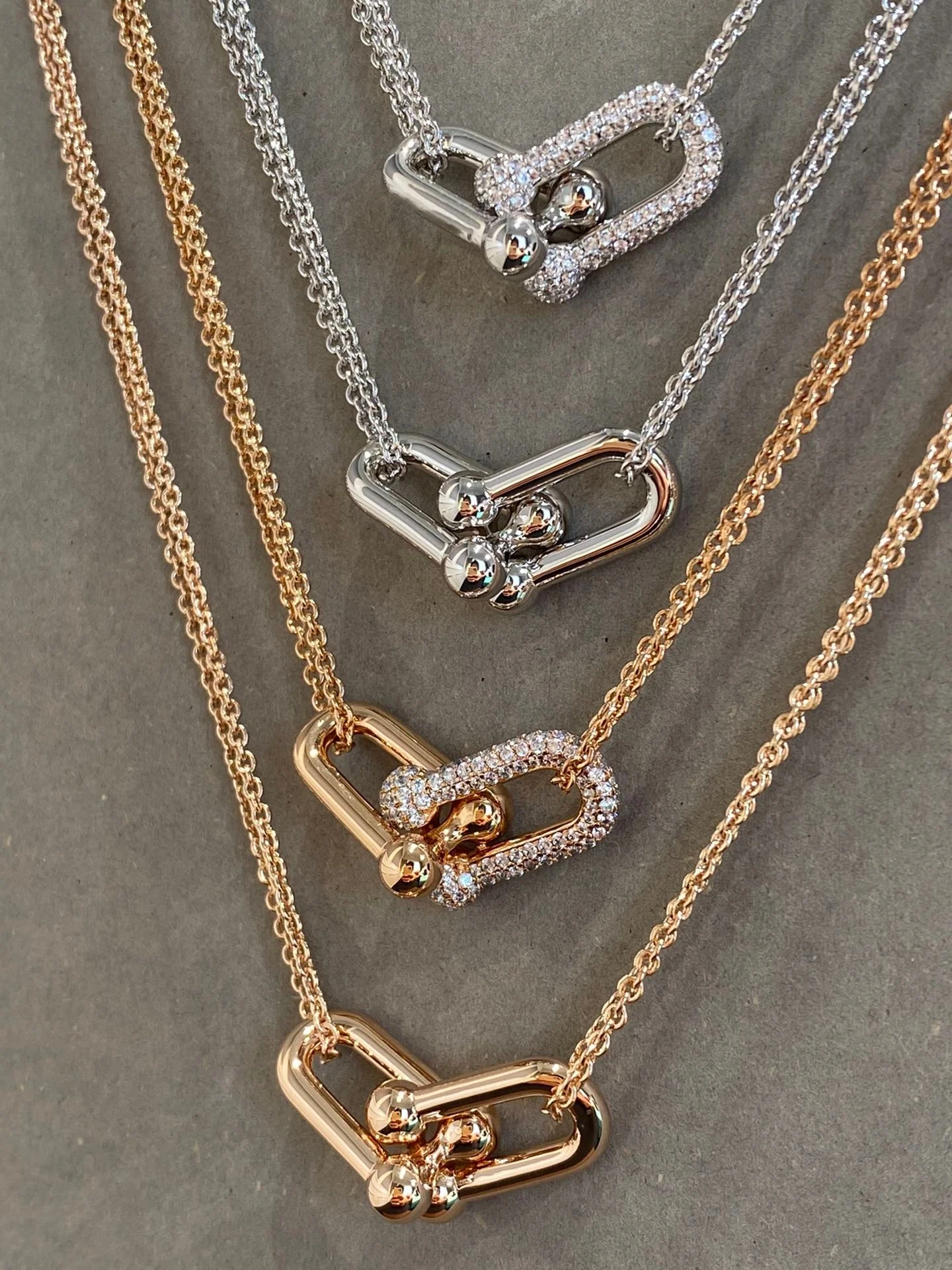 Colar com corrente banhada a ouro V, meio diamante incrustado à mão. Adicione brilho e sofisticação com este acessório único. — foto 7