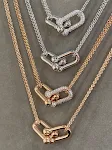 Colar com corrente banhada a ouro V, meio diamante incrustado à mão. Adicione brilho e sofisticação com este acessório único. — foto 7