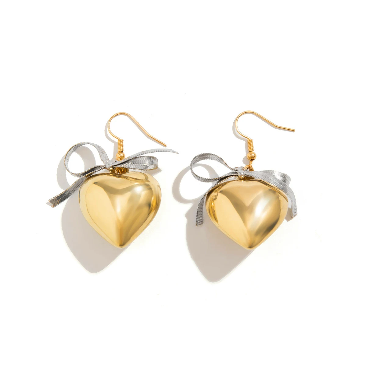 Colar com laço de coração de amor em cores contrastantes, brilhante, perfeito para um toque romântico e charmoso em qualquer ocasião. — foto 1