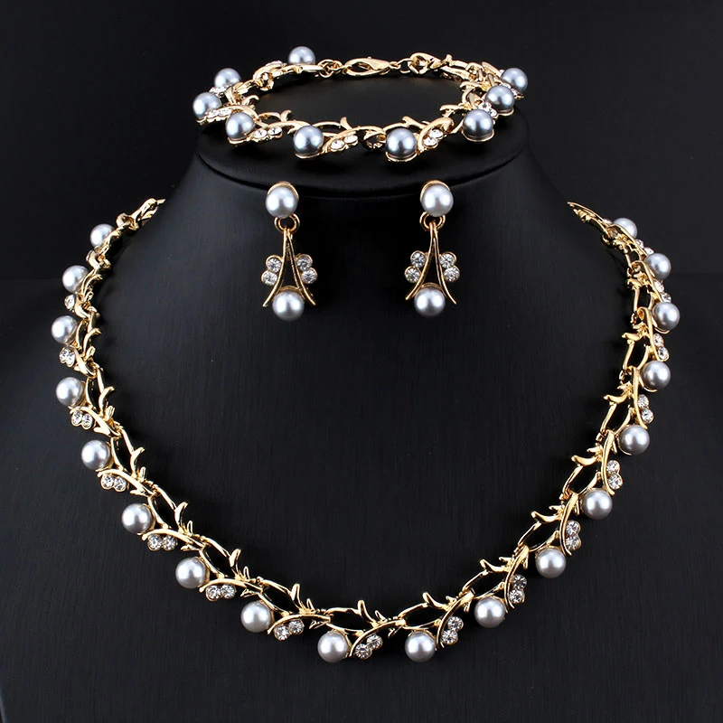 Colar e brincos combinando, um conjunto elegante para mulheres que buscam sofisticação e realçar sua beleza natural. — foto 1