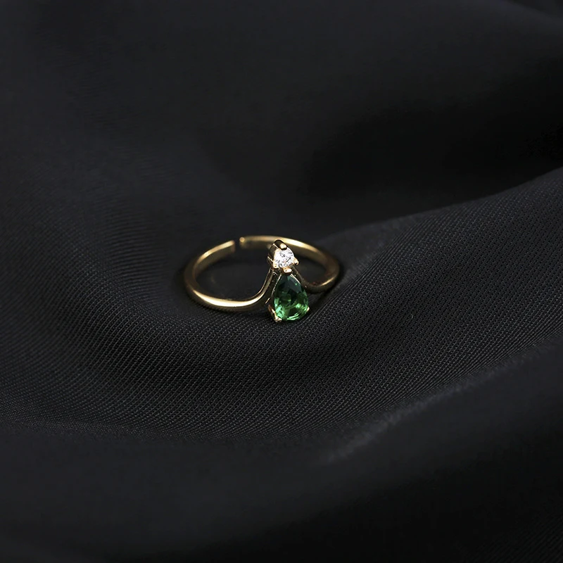 Anel de coroa com zircônia esmeralda para mulheres. Joia elegante para realçar sua beleza. Brilho sofisticado para ocasiões especiais. — foto 5