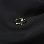 Anel de coroa com zircônia esmeralda para mulheres. Joia elegante para realçar sua beleza. Brilho sofisticado para ocasiões especiais. — foto 5