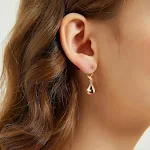 Brincos pingente de gota d'água em cores sólidas e simples. Um acessório delicado e charmoso para complementar seu visual com elegância. — foto 3