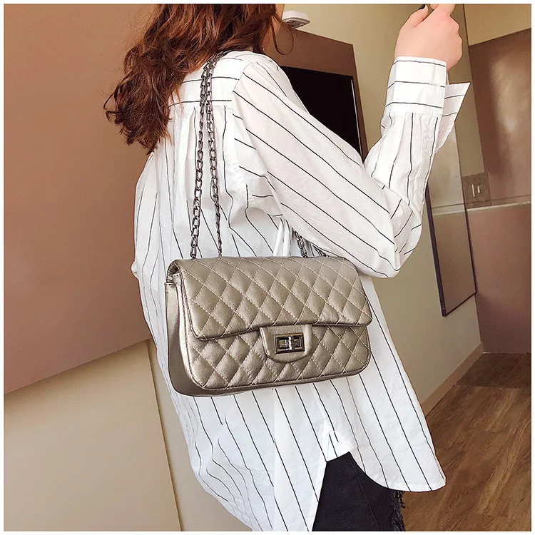 Bolso de hombro pequeño con cadena y fragancia, elegante y funcional. Perfecto para llevar lo esencial con estilo y un aroma sutil. — foto 6