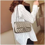 Bolso de hombro pequeño con cadena y fragancia, elegante y funcional. Perfecto para llevar lo esencial con estilo y un aroma sutil. — foto 6