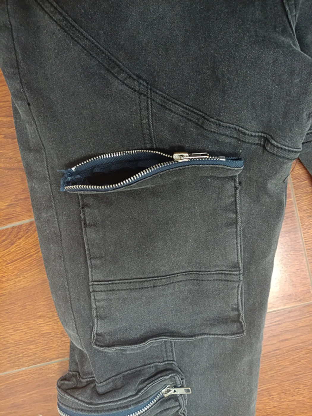 Jeans casual elasticizzati multitasche da donna, comodi e versatili. Perfetti per un look moderno e rilassato, adatti ad ogni occasione. — foto 13