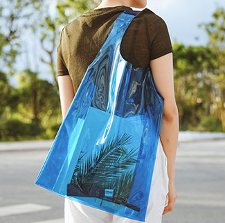 Transparante PVC-tote bag voor strand, winkelen of evenementen. Waterdicht, duurzaam en gemakkelijk schoon te maken. Ideaal voor dagelijks gebruik. — foto 4