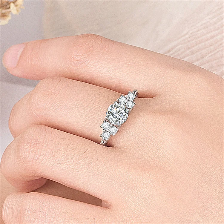 Anel feminino de prata com diamantes antirrallas incrustados. Joia elegante, brilho deslumbrante e durabilidade, para mulheres que amam joias. — foto 6