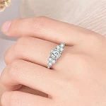 Anel feminino de prata com diamantes antirrallas incrustados. Joia elegante, brilho deslumbrante e durabilidade, para mulheres que amam joias. — foto 6