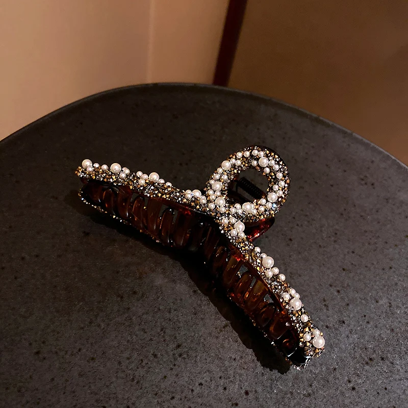 Pinza para el pelo de perlas grande tipo tiburón sujeta y peina tu cabello con elegancia. Accesorio de moda fácil de usar para un look sofisticado. — foto 7
