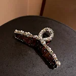 Pinza para el pelo de perlas grande tipo tiburón sujeta y peina tu cabello con elegancia. Accesorio de moda fácil de usar para un look sofisticado. — foto 7