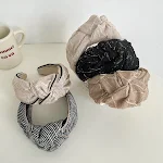 Tiara feminina simples, acessórios de cabelo que combinam com tudo. O acessório ideal para realçar sua beleza em qualquer ocasião. — foto 12
