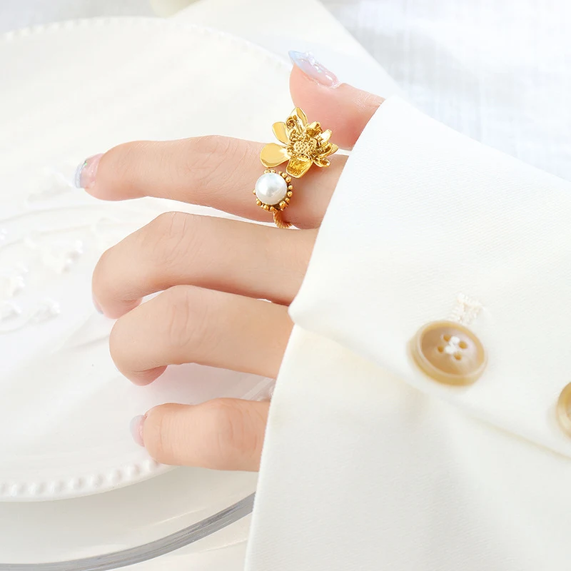 Anel de latão com flores retrô francês para mulheres. Joia vintage floral, design elegante e exclusivo. Um toque de charme retro. — foto 12