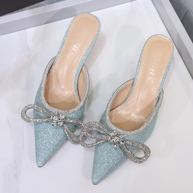 Sandálias femininas com laço de strass e ponta de cetim. Elegância e brilho para ocasiões especiais, perfeitas para um visual sofisticado. — foto 9