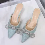 Sandálias femininas com laço de strass e ponta de cetim. Elegância e brilho para ocasiões especiais, perfeitas para um visual sofisticado. — foto 9