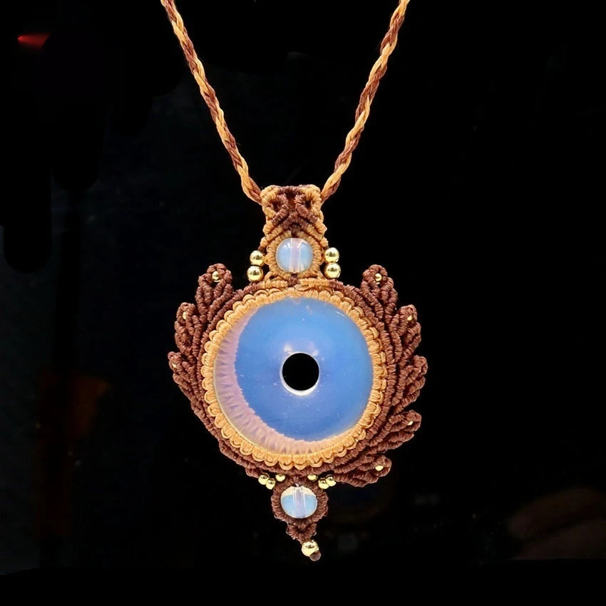 Corrente de suéter tecida à mão com fivela de segurança embutida. Mantenha seu suéter seguro e adicione um toque de elegância ao seu visual. — foto 13