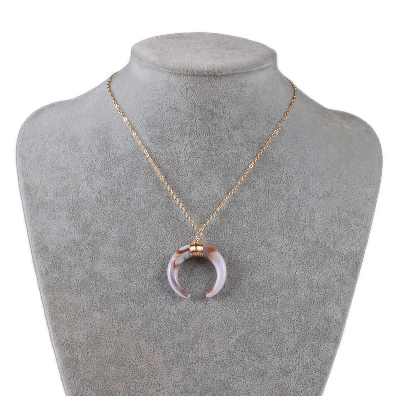 Colar curto de fio de cobre em espiral com formato de chifre crescente, design único e elegante, leve e perfeito para qualquer look. — foto 2