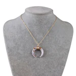 Colar curto de fio de cobre em espiral com formato de chifre crescente, design único e elegante, leve e perfeito para qualquer look. — foto 2