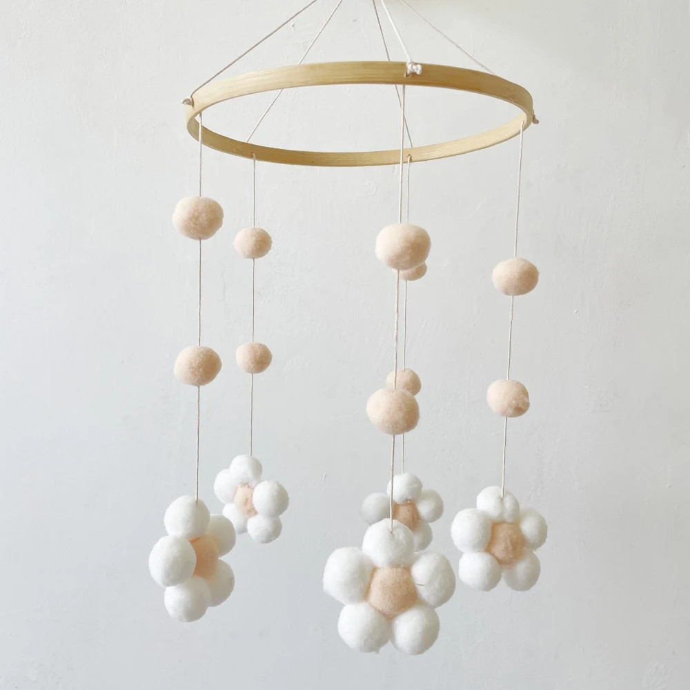 Title 2, Campana da letto Ins Fur Ball Flower Wind Chime...