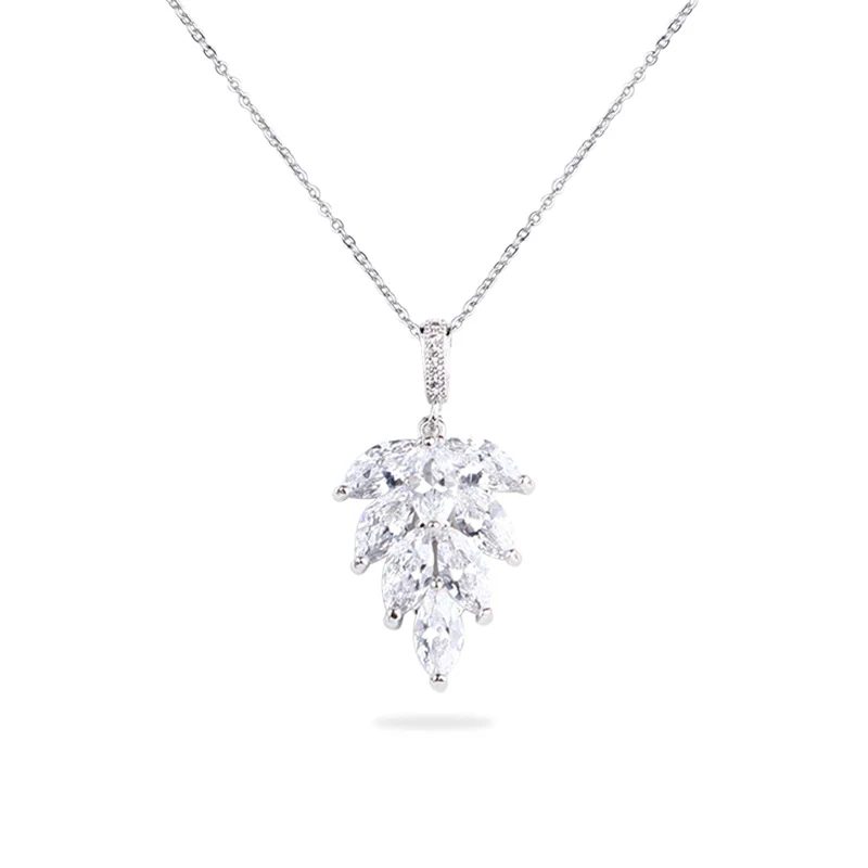 Conjunto de Brincos e Colar com Pingente de Folha Simples e Zircônia. Elegância discreta para realçar seu look. Presente perfeito. — foto 6