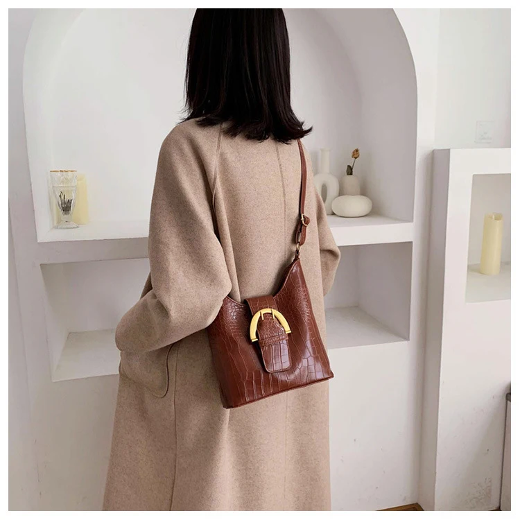 Title 2, Borsa a spalla fashion con texture INS, un acce...
