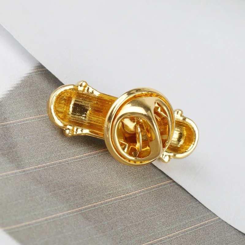 Broche Turn Light Logotipo de Barbearia — Exiba seu estilo com este distintivo pin, perfeito para barbeiros e amantes da barbearia. — foto 7