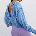 Camiseta solta com costas vazadas e mangas compridas, ideal para um visual casual e confortável. Perfeita para o dia a dia. — foto 3